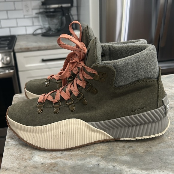SOREL OUT N ABOUT CONQUEST BOOT
Size 7 NWT green,cream, coral,gray waterproof - Picture 6 of 16